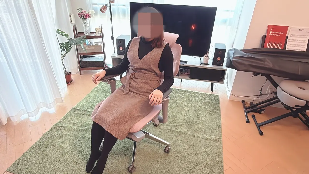 女性がCAGUUU AXIS エルゴコアオフィスチェアに座っている様子