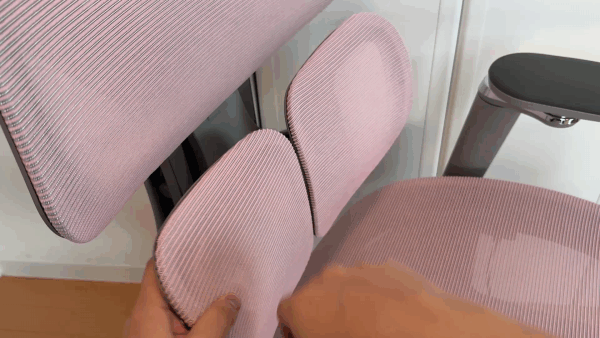 ランバーサポートを触れる様子