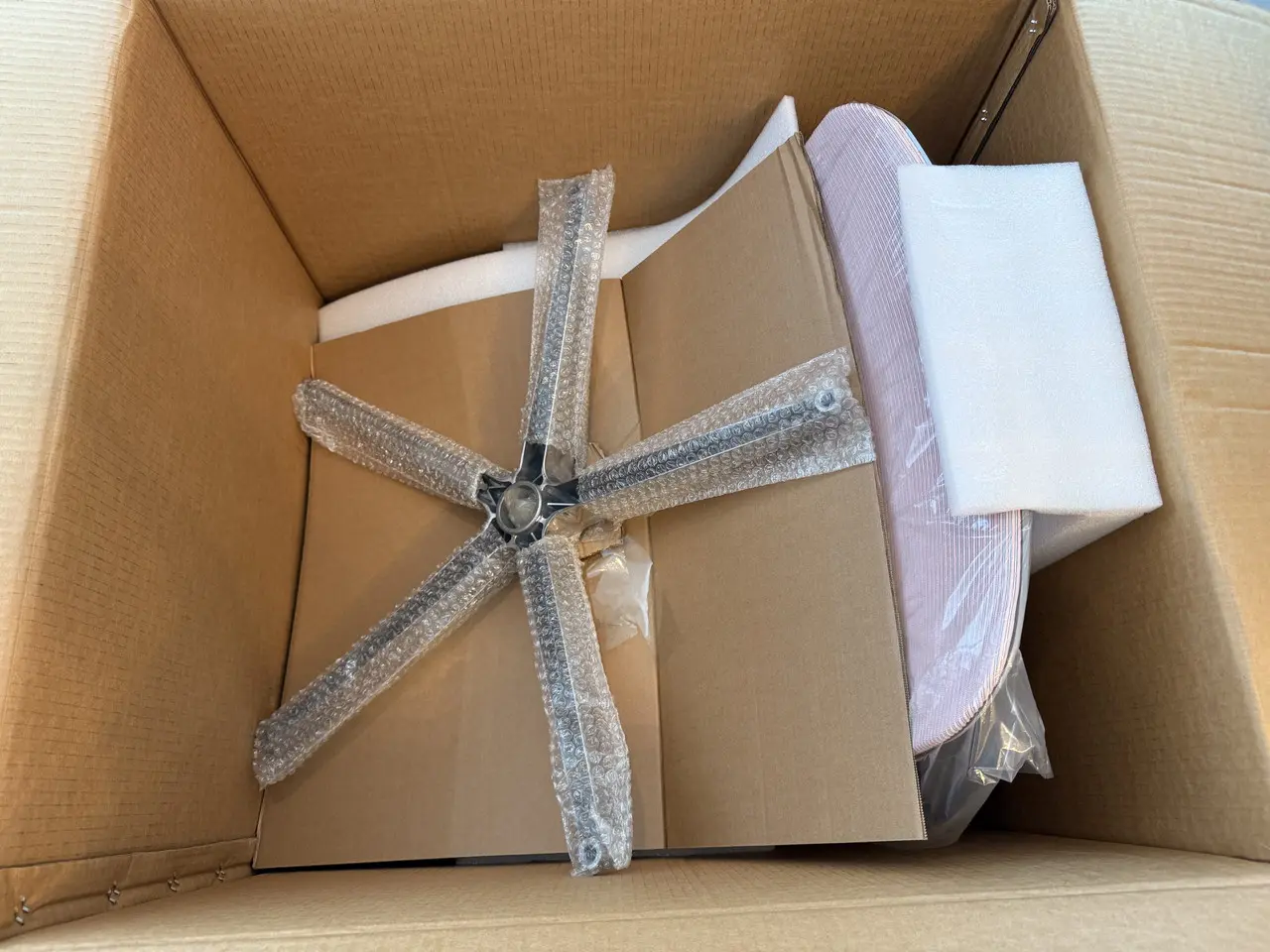 CAGUUU AXIS エルゴコアオフィスチェアの箱の中身