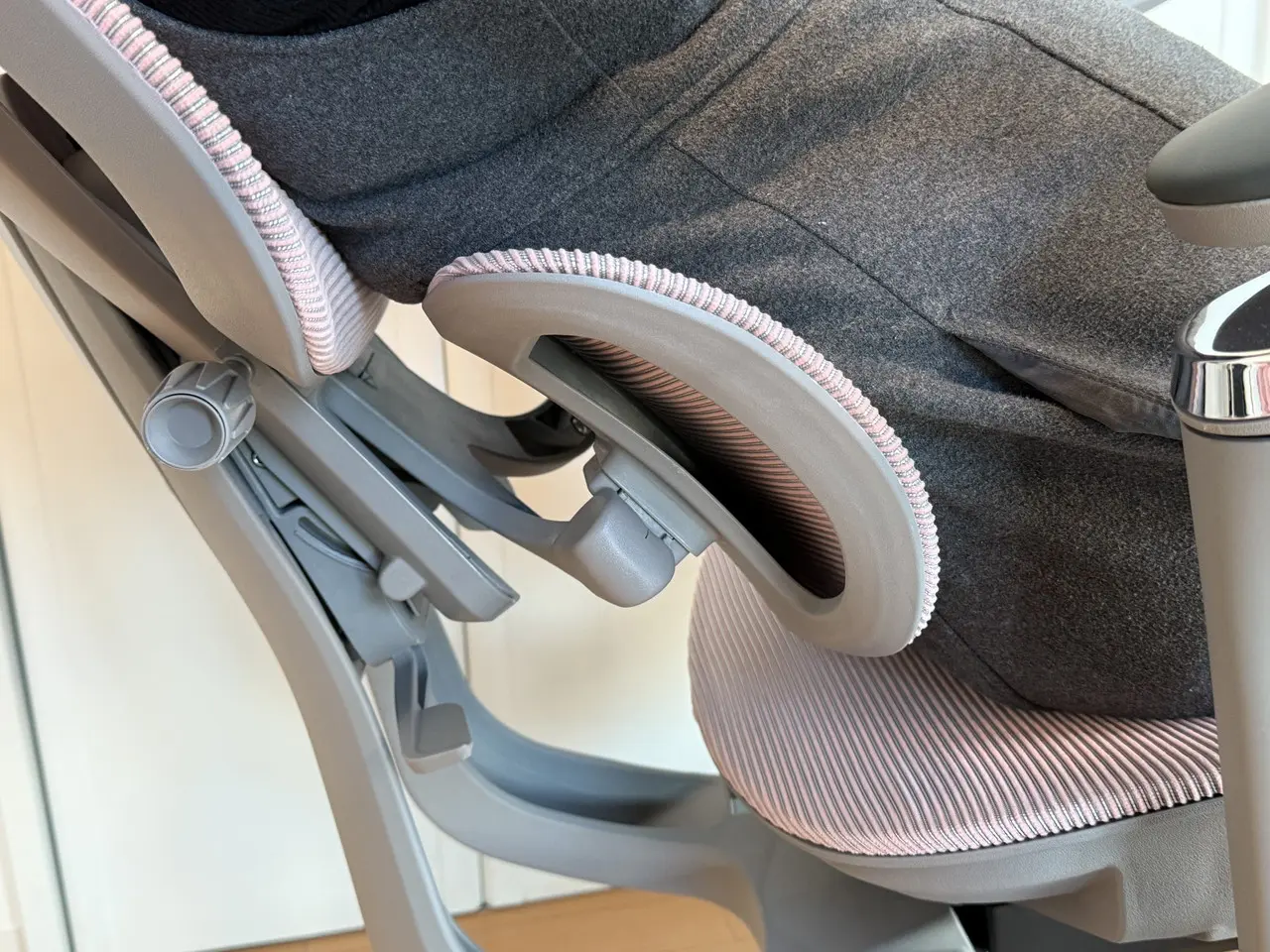 腰を支えるランバーサポート