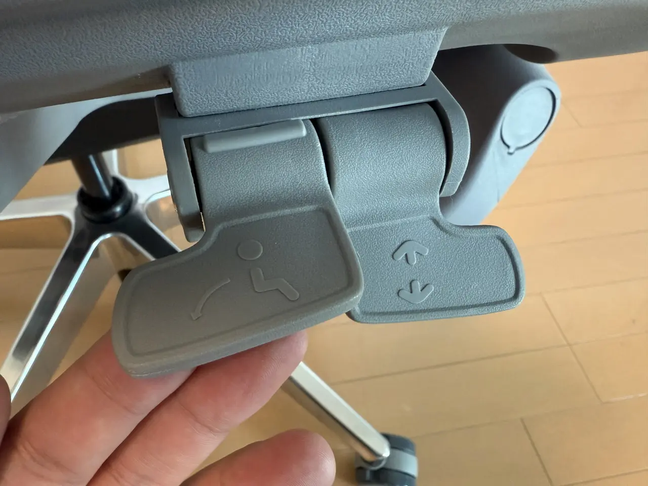 リクライニング切替レバー