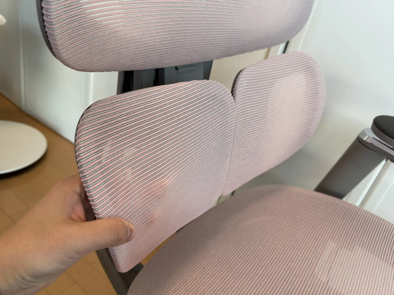 ランバーサポートを手で触れている様子