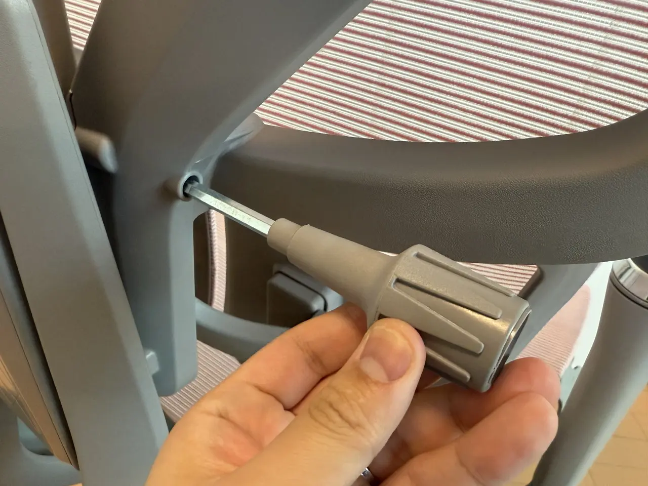 ダイヤルを手で掴んでいる様子