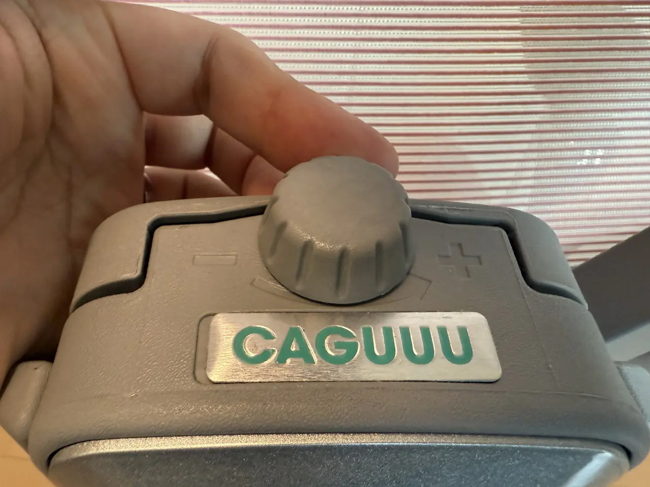 リクライニング強度を調節するダイヤル