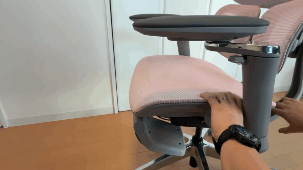 座面スライド調整の様子