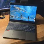 デスク上に置かれたCHUWI Corebook X