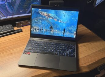 デスク上に置かれたCHUWI Corebook X