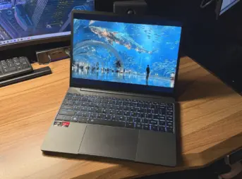 デスク上に置かれたCHUWI Corebook X