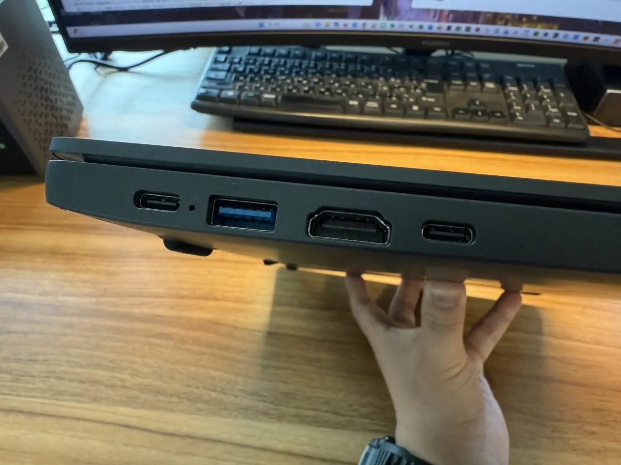 CHUWI Corebook Xの左側面インターフェース