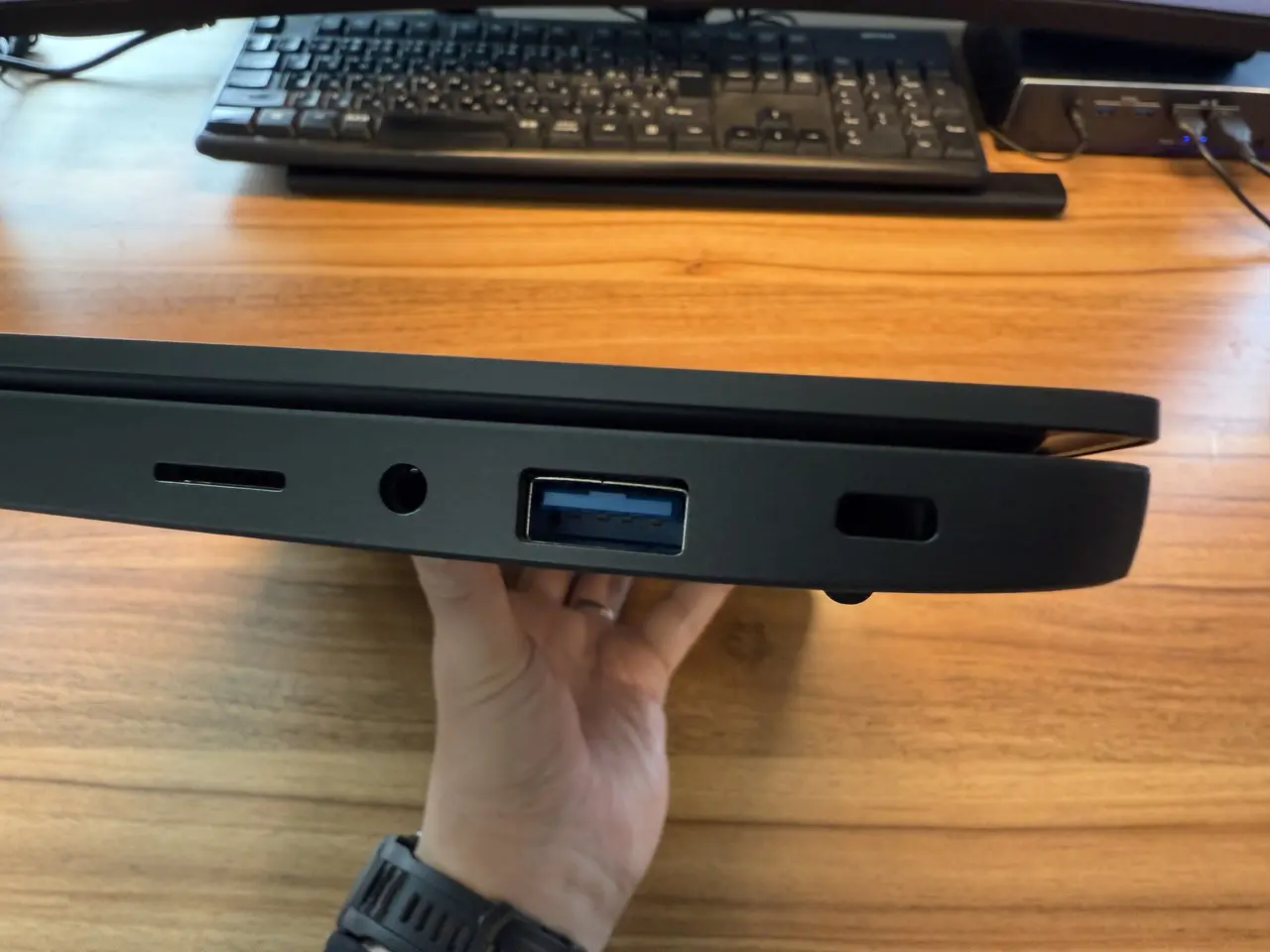 CHUWI Corebook Xの右側面インターフェース