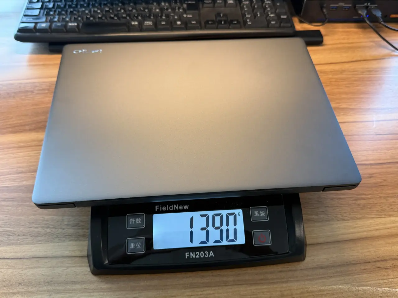 CHUWI Corebook Xを計量している様子