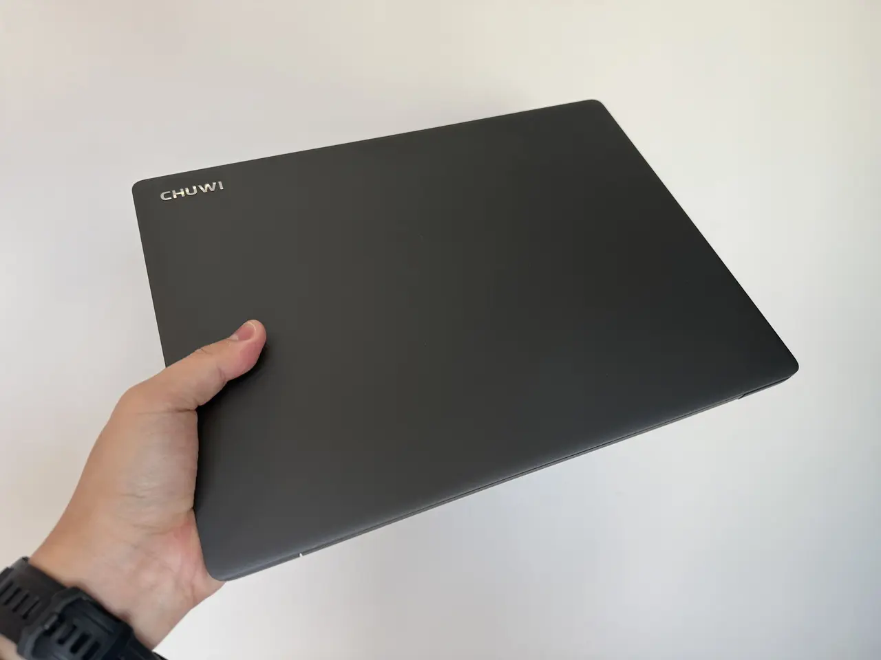 CHUWI Corebook Xを手に持っている(上部アングル)