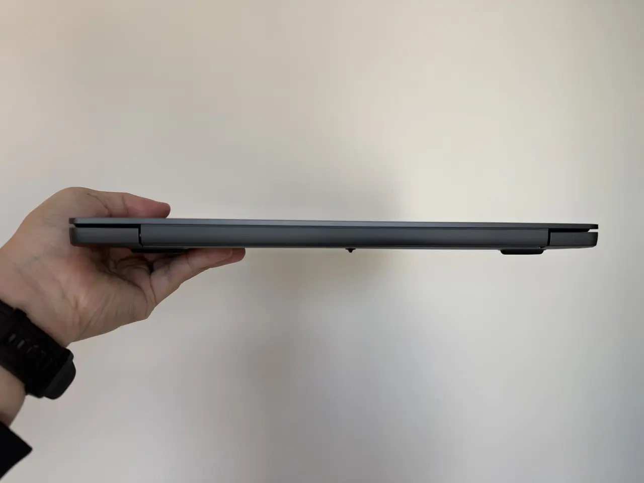 CHUWI Corebook Xを手に持っている(側面アングル)