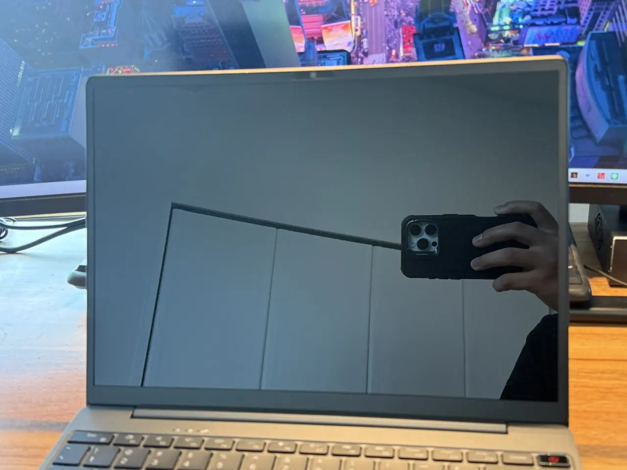 光沢仕上げ(グレア)スクリーン