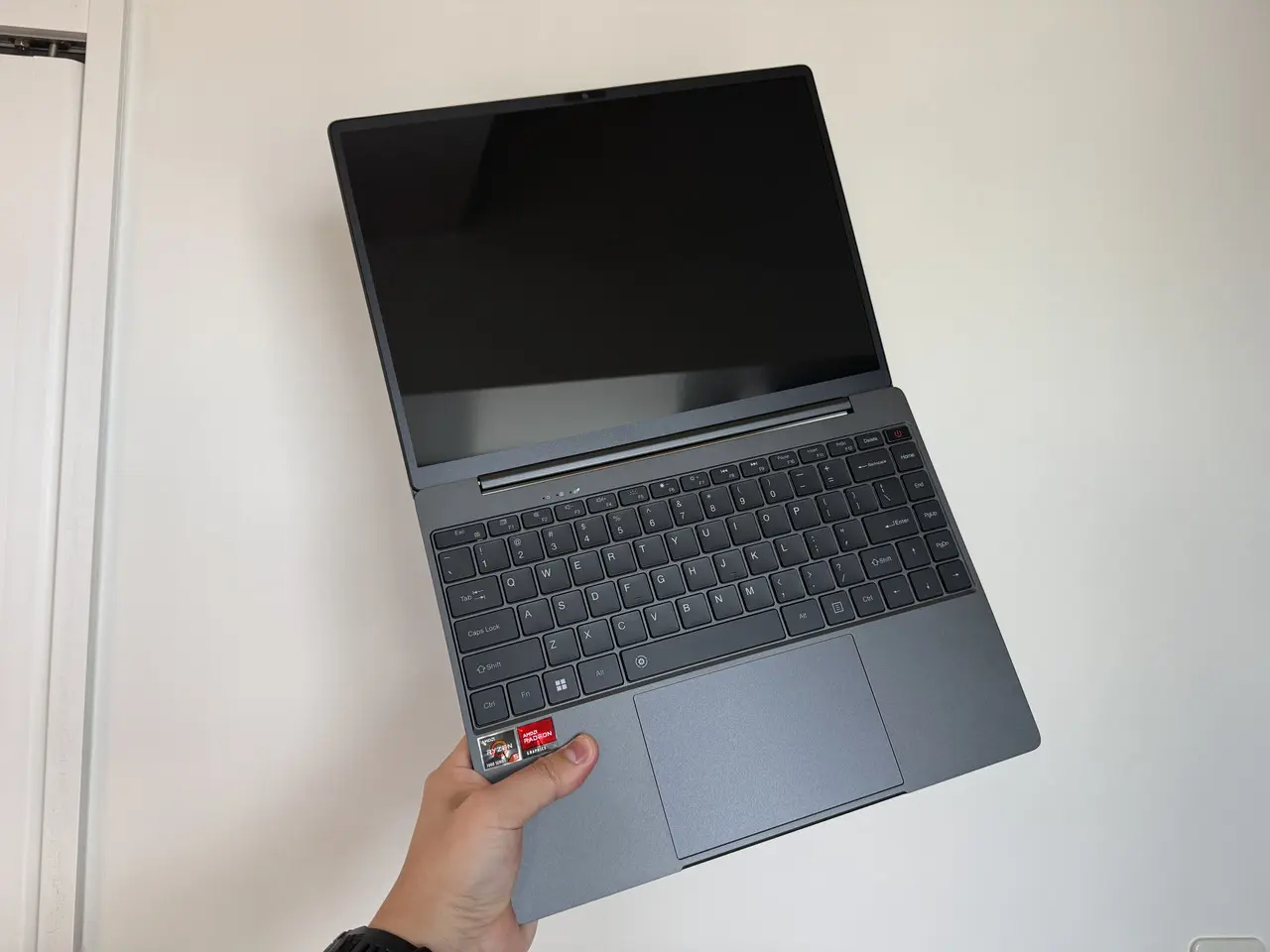 展開状態のCHUWI Corebook Xを手で持っている様子(正面アングル)