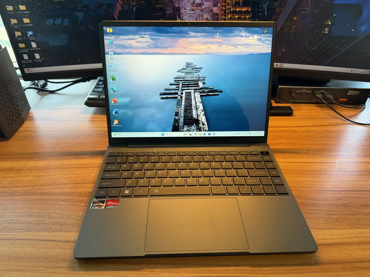 トップ画面を表示しているCHUWI Corebook X