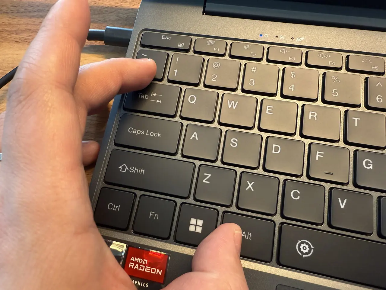 「Altキー」+「~キー」を同時押しする様子