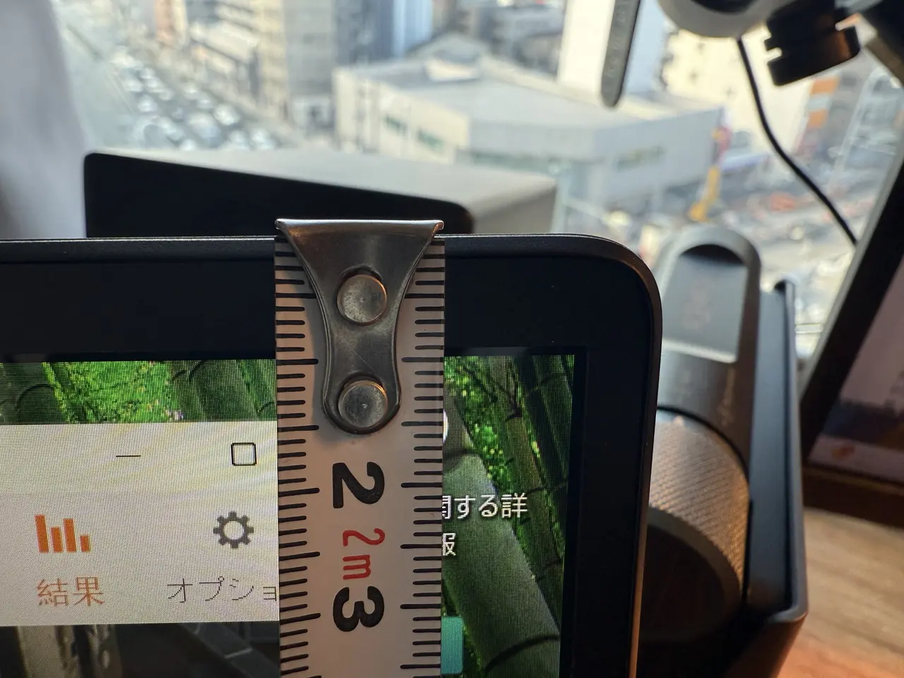 CHUWI Corebook Xの上部ベゼル幅を計測している様子