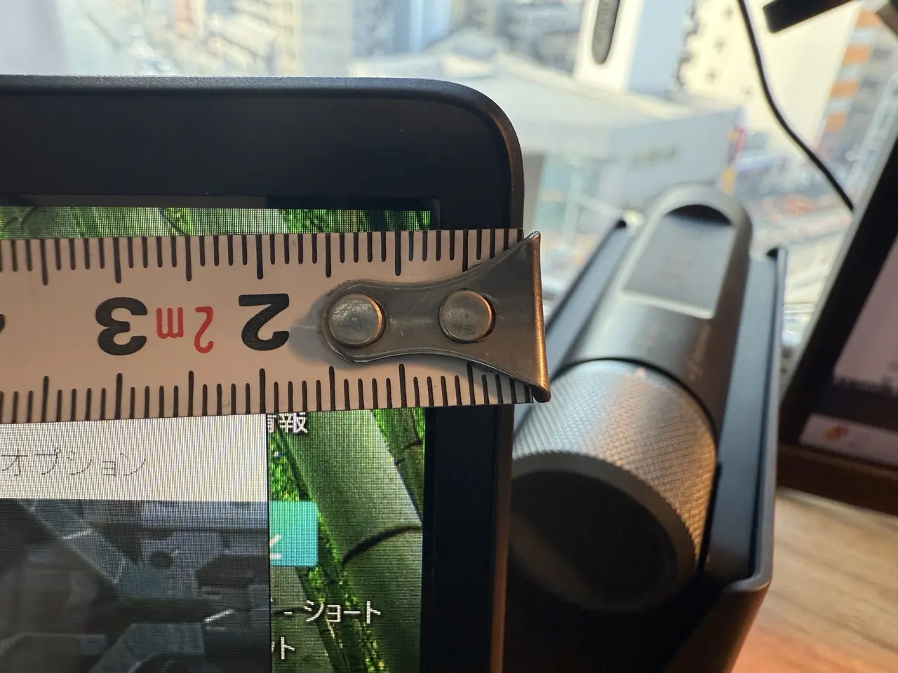 CHUWI Corebook Xの左右ベゼル幅を計測している様子