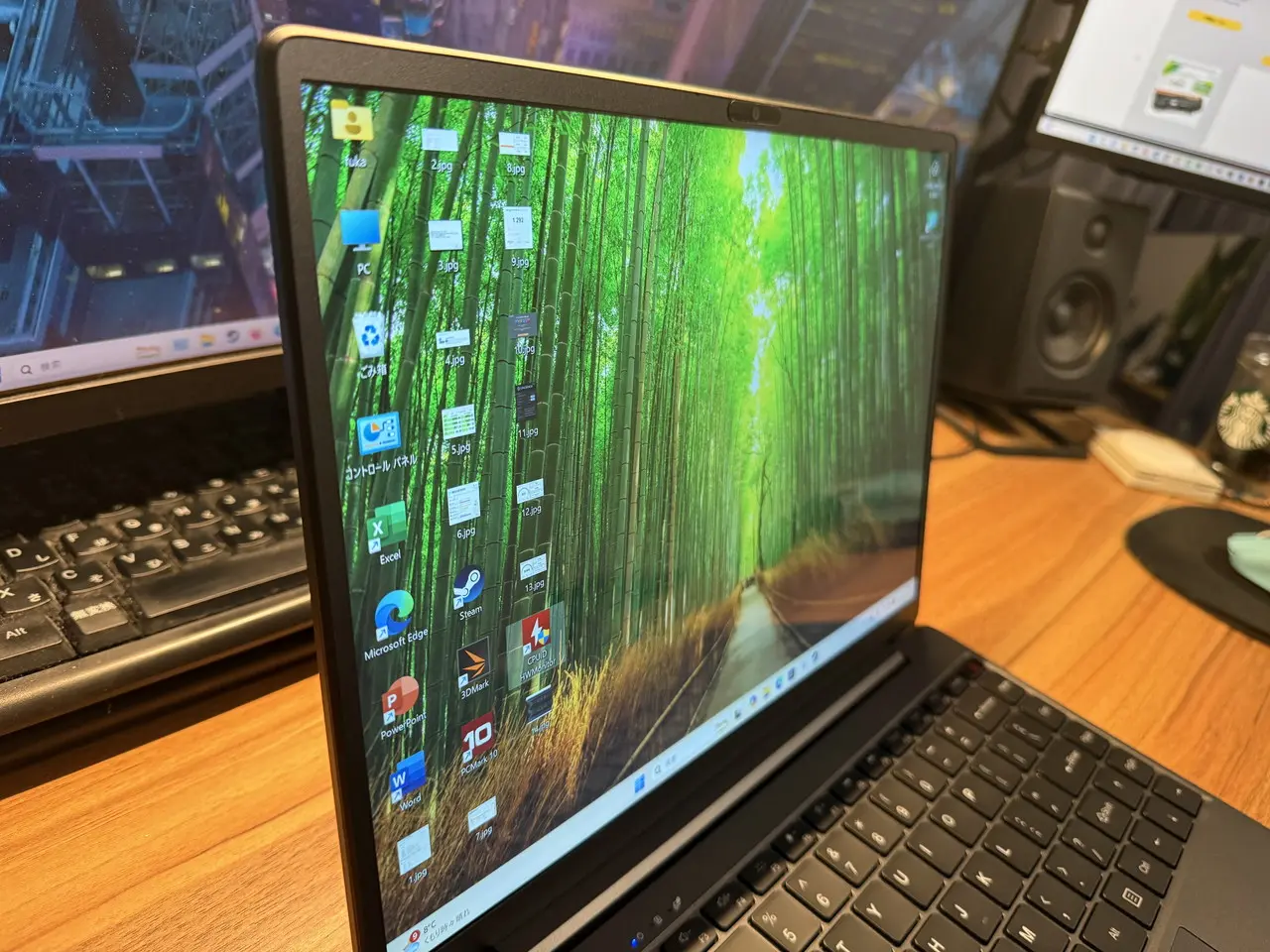 CHUWI Corebook Xを左斜め正面から見ている様子