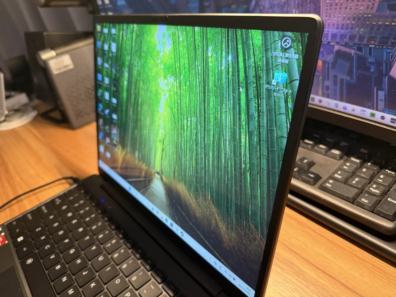 CHUWI Corebook Xを右斜め正面から見ている様子