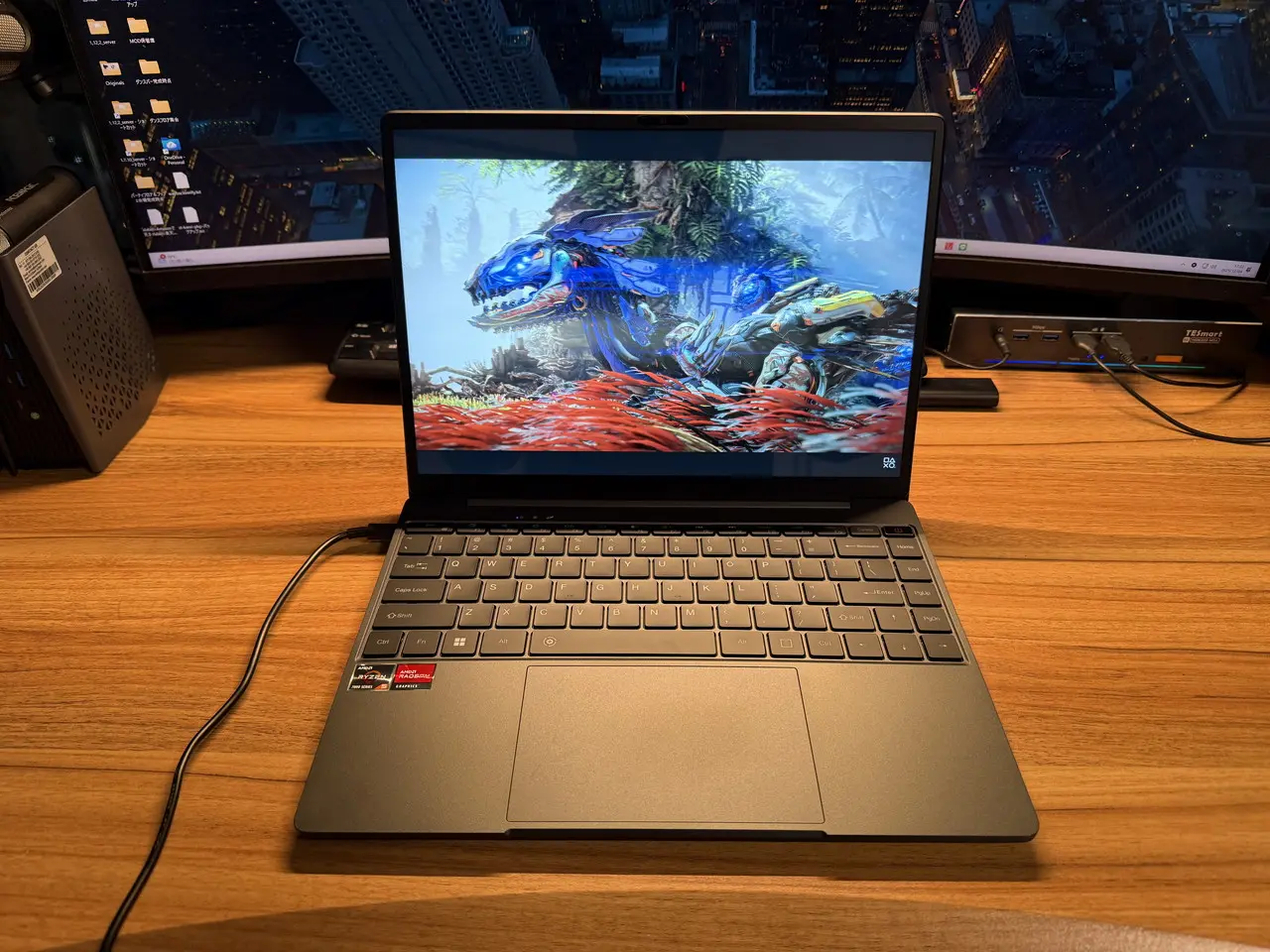 CHUWI Corebook Xで動画を視聴している様子