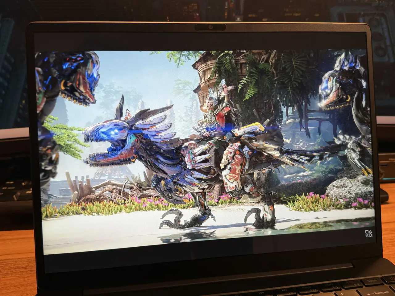 CHUWI Corebook Xのゲーム動画を視聴している様子