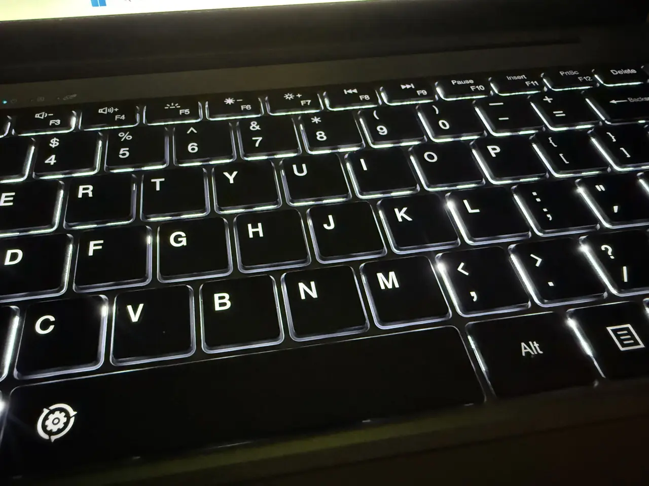 CHUWI Corebook Xのキーが点灯している様子(ズーム)