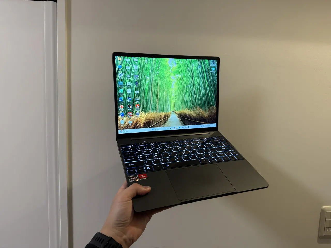 起動中のCHUWI Corebook Xを手に持っている様子