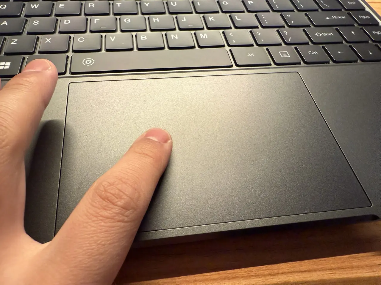 CHUWI Corebook Xのタッチパッドを触れている様子