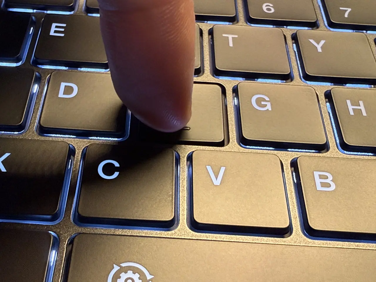 CHUWI Corebook Xのキーを押している様子