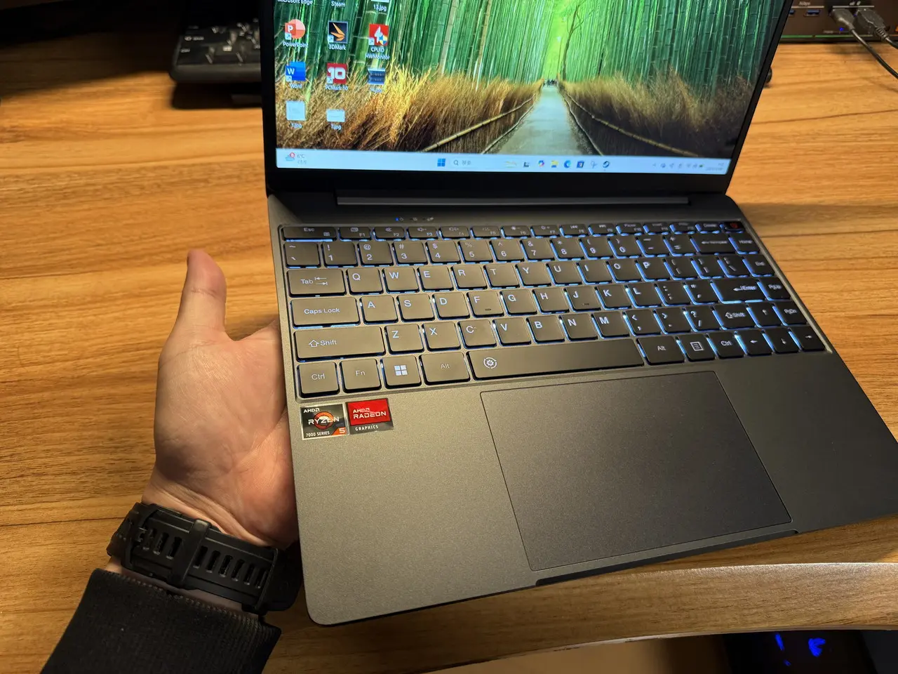 筐体下部の熱を確認している様子