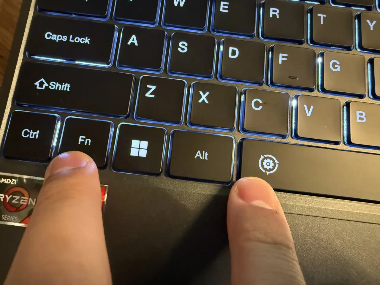 「Fnキー」+「Spaceキー」を同時押ししている様子