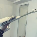 Dreame X1 Air コードレス掃除機を片手で持ち上げている様子