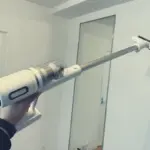 Dreame X1 Air コードレス掃除機を片手で持ち上げている様子