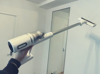 Dreame X1 Air コードレス掃除機を片手で持ち上げている様子