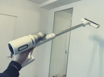 Dreame X1 Air コードレス掃除機を片手で持ち上げている様子