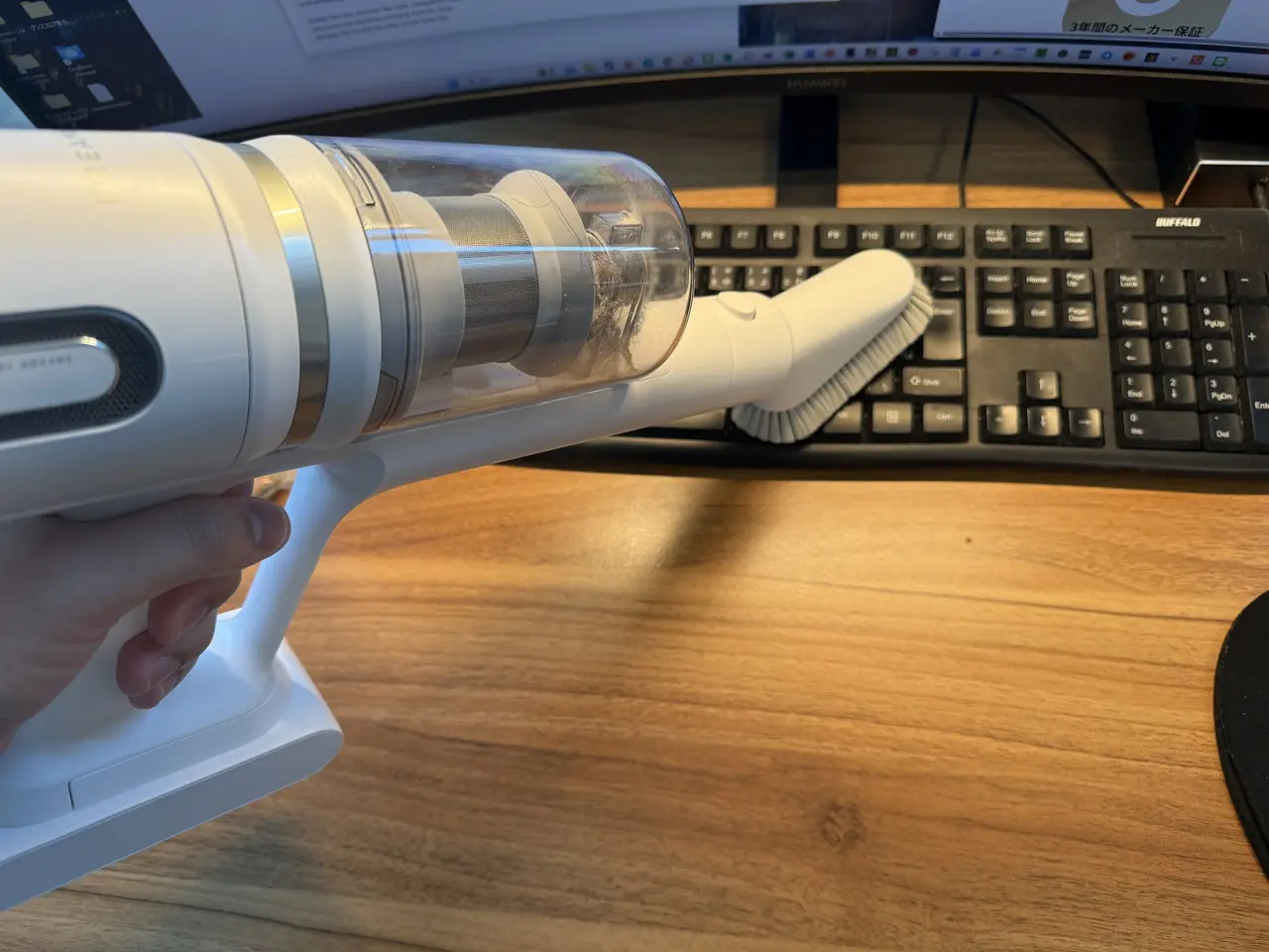 延長ロッドを外してハンディモードに切り替えてキーボードを掃除している様子