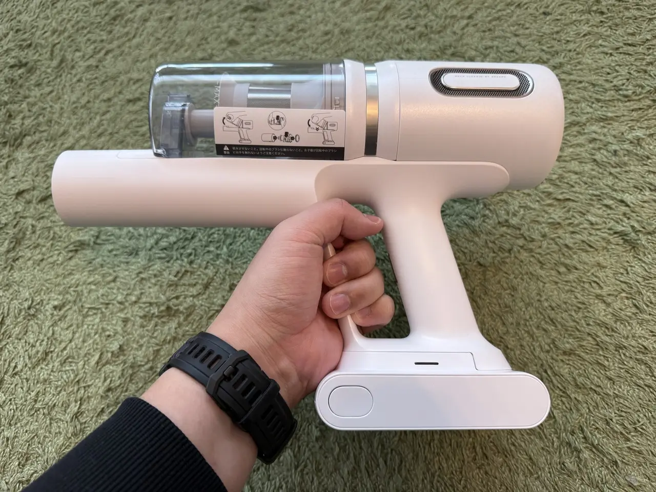 Dreame X1 Airの本体を手で持っている