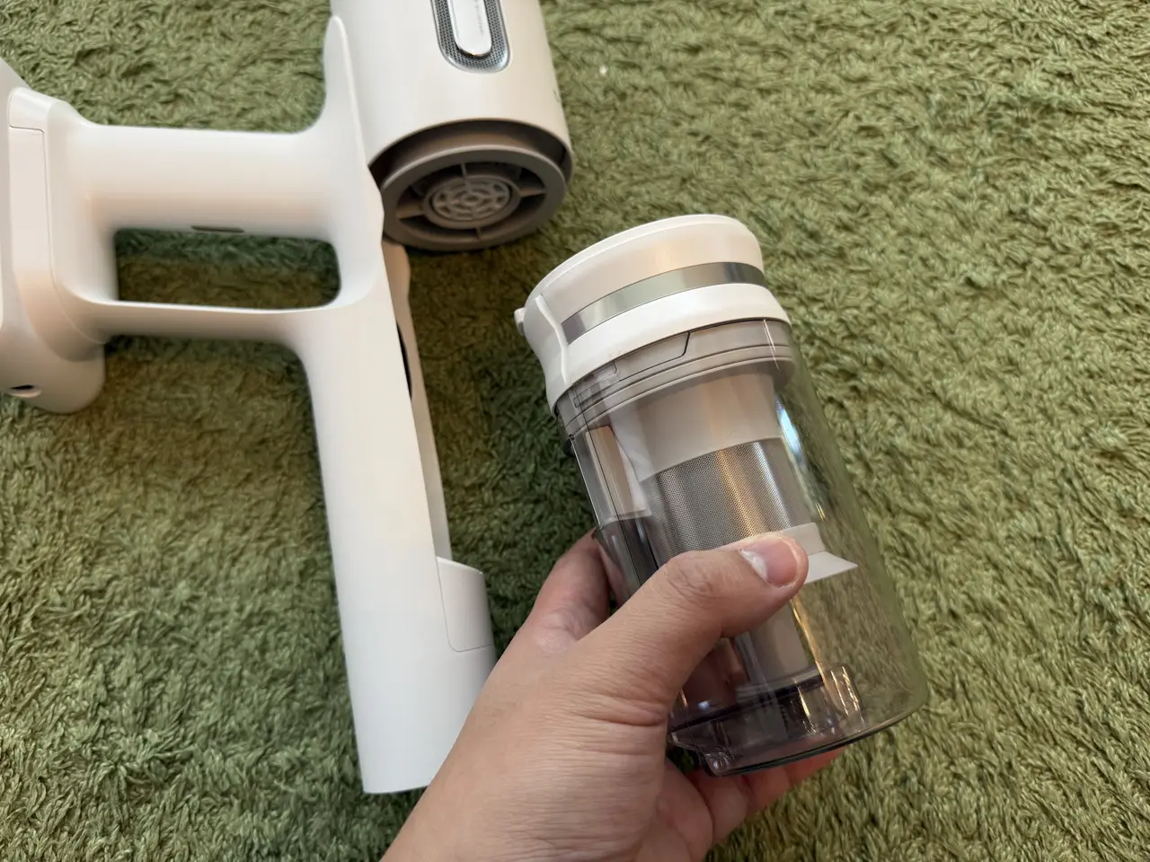 ダストカップを取り外している様子