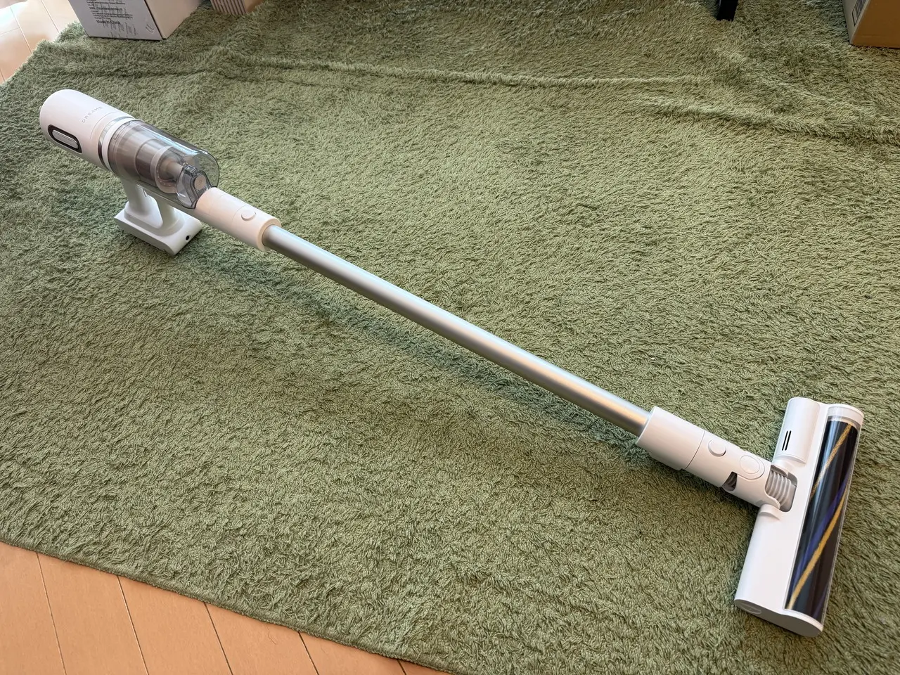 本体部分に延長ロッドとメインブラシ(AirLite イルミネーションソフトローラー)を装着した状態