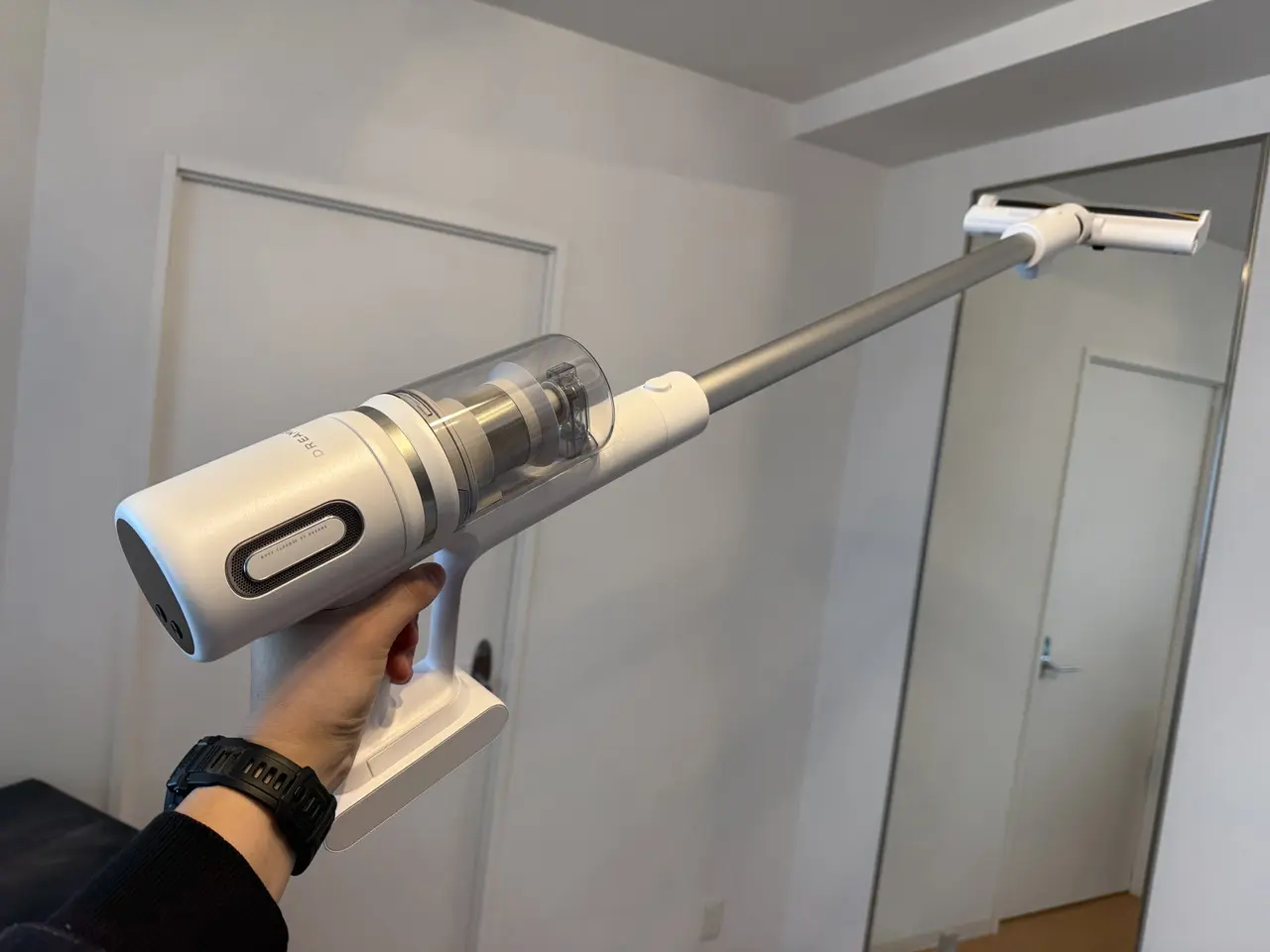 Dreame X1 Air コードレス掃除機を片手で持ち上げている様子