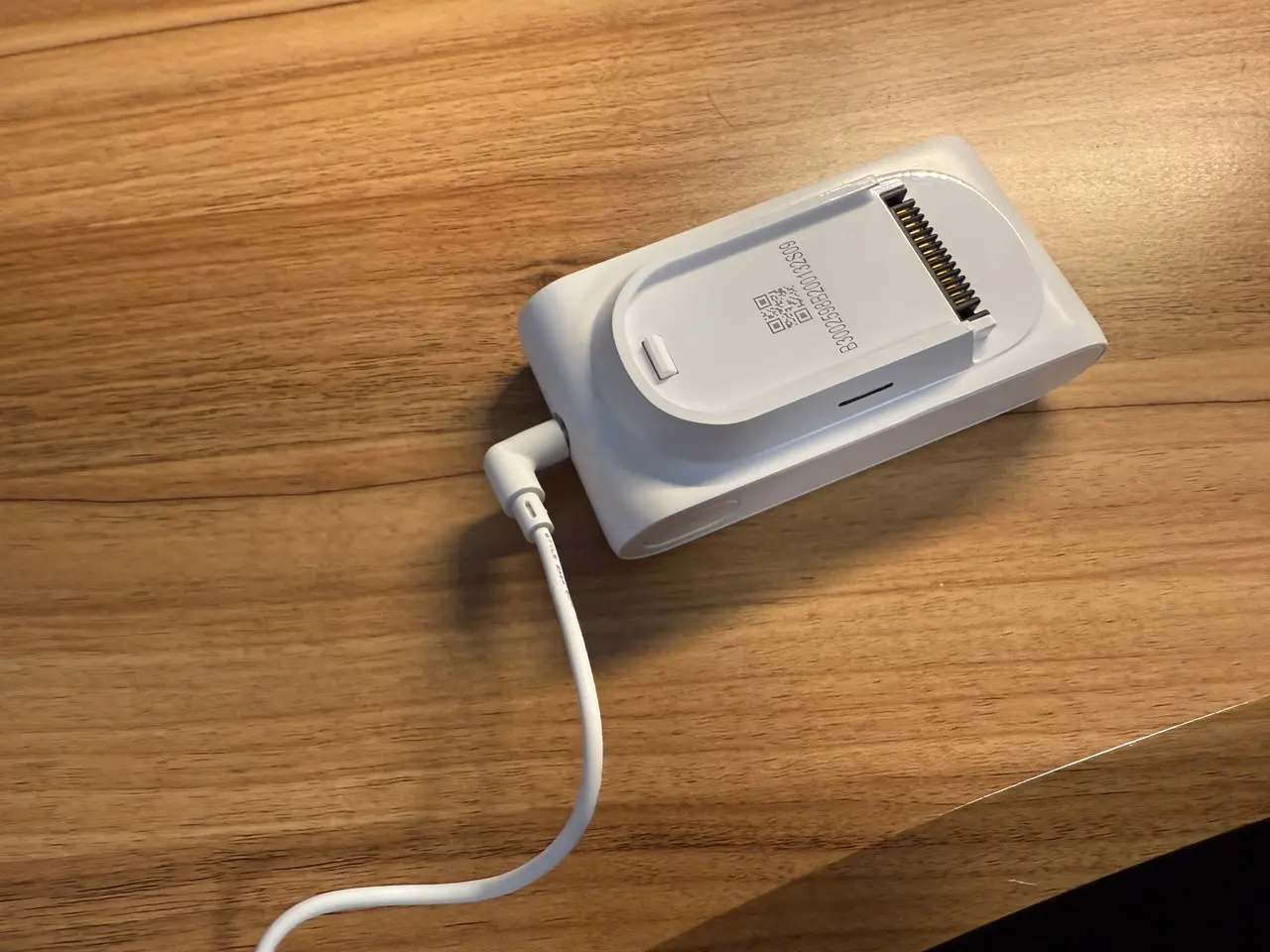 Dreame X1 Air コードレス掃除機のバッテリーを取り外して充電している様子