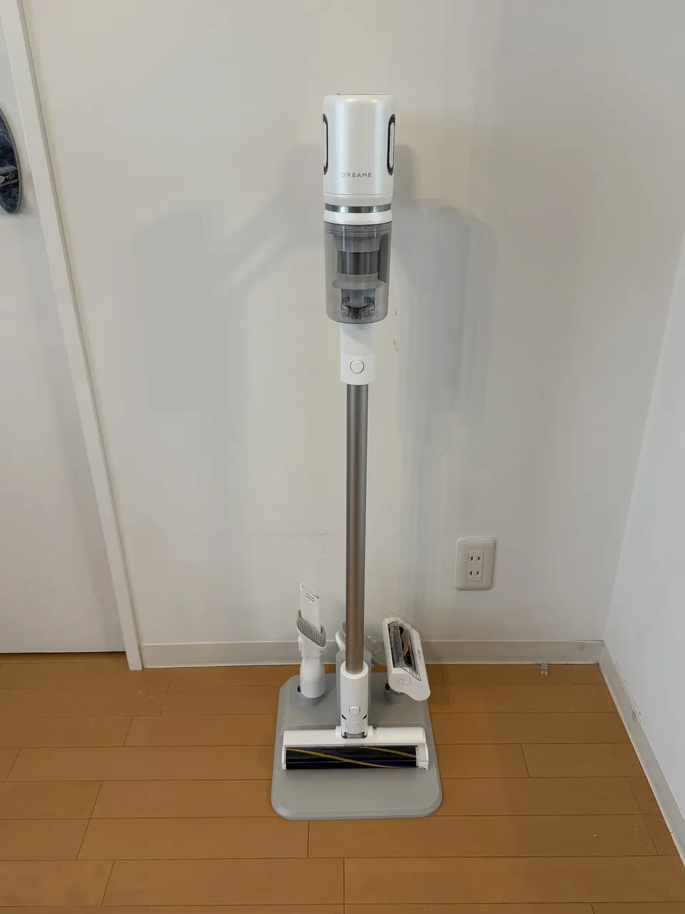 収納ベースに設置されたDreame X1 Air コードレス掃除機(正面アングル)