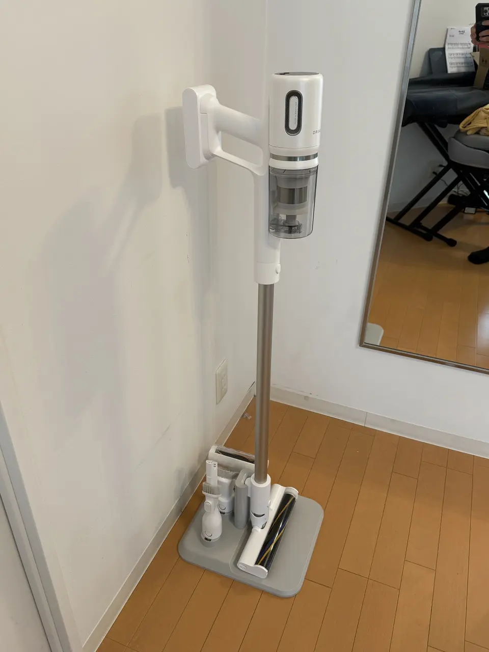 収納ベースに設置されたDreame X1 Air コードレス掃除機(側面アングル)