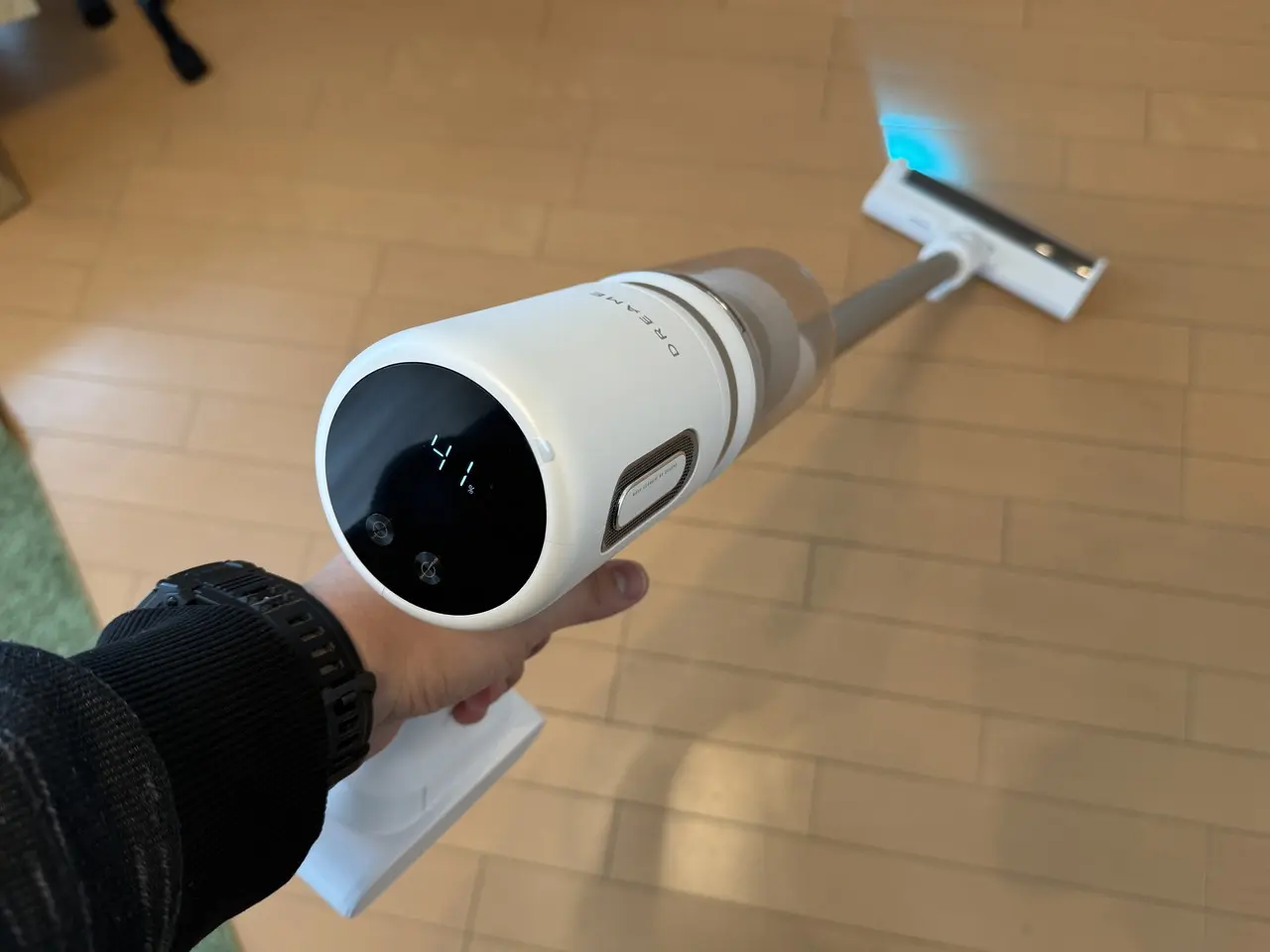 Dreame X1 Air コードレス掃除機を手に持って掃除している様子