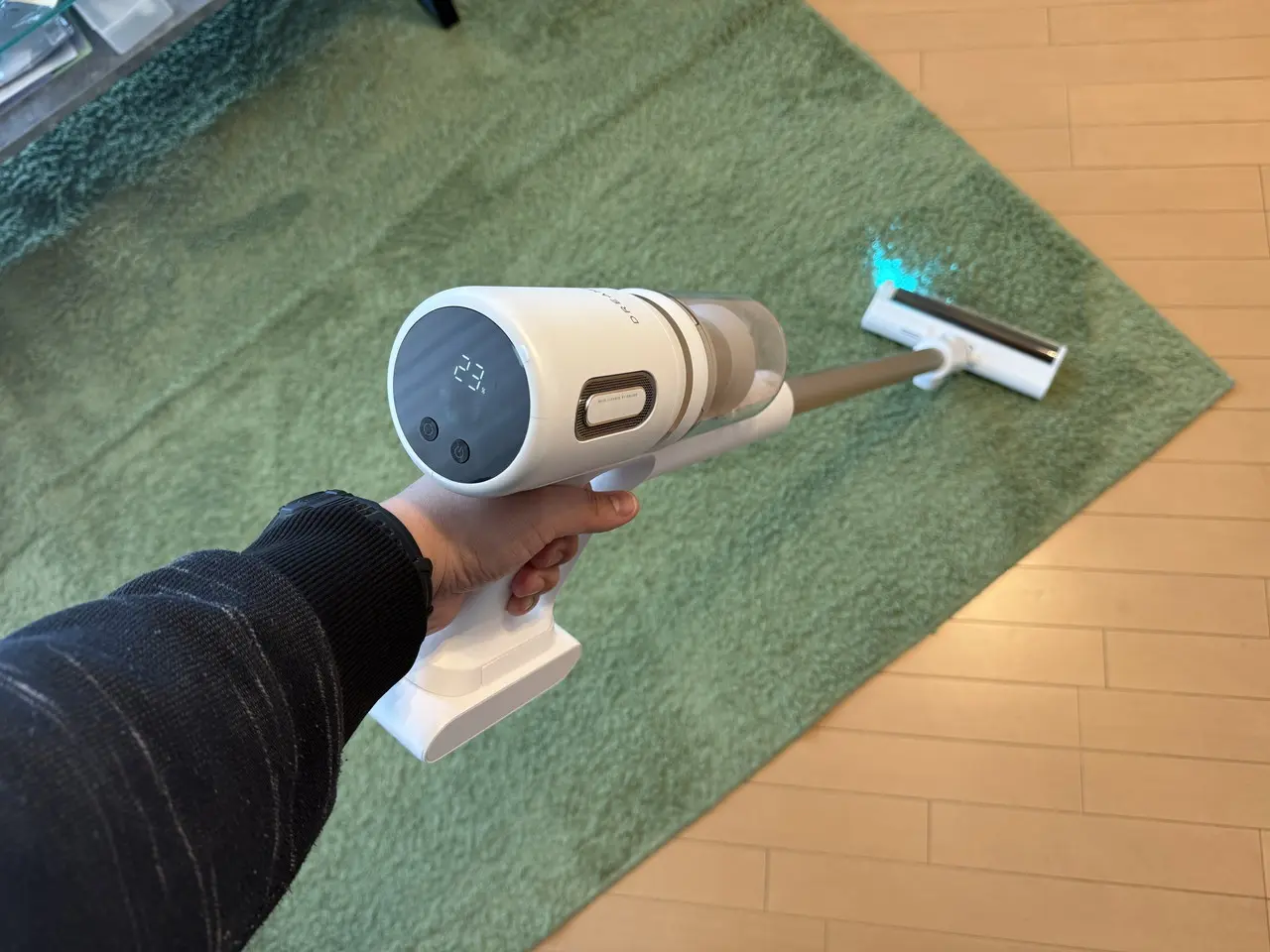 Dreame X1 Air コードレス掃除機でカーペット上を掃除している様子