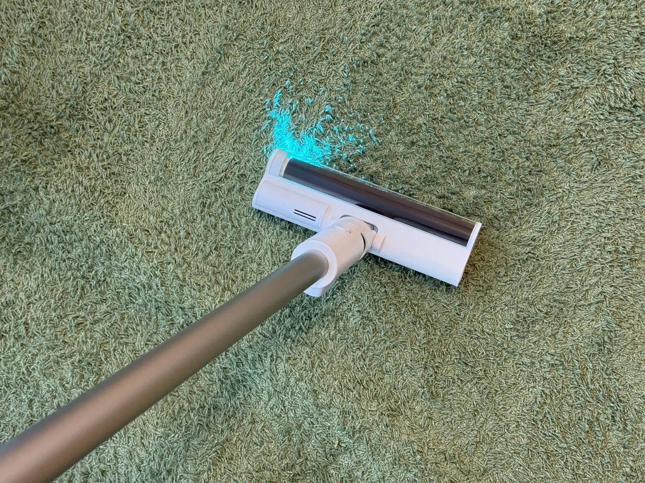 Dreame X1 Air コードレス掃除機でカーペット場を掃除している様子
