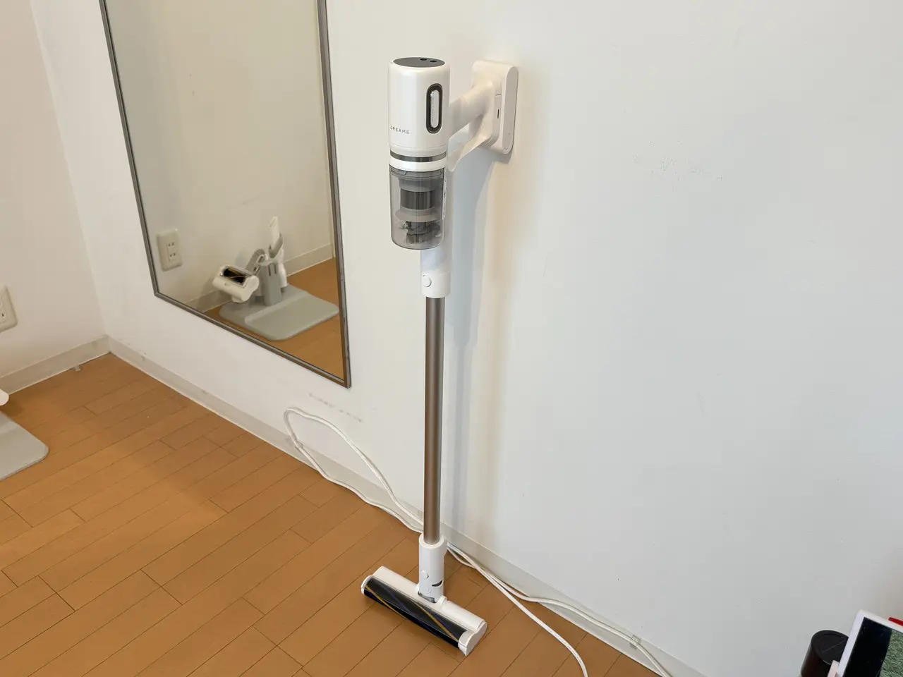 Dreame X1 Air を壁に立てかけている様子