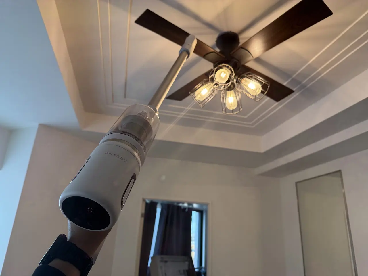 シーリングファンの羽根に積もった埃を吸引している様子